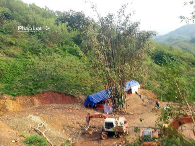 Công ty Tam Phú làm lán trại, gác Barie cấm không cho bất kỳ người lạ vào khu vực làm trại lợn, kể cả cơ quan Công an.