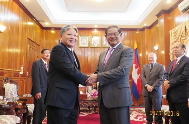 Bộ trưởng Tư pháp Hà Hùng Cường bày tỏ vui mừng được tiếp kiến Xăm-đéc Phó Thủ tướng Xa Khêng.