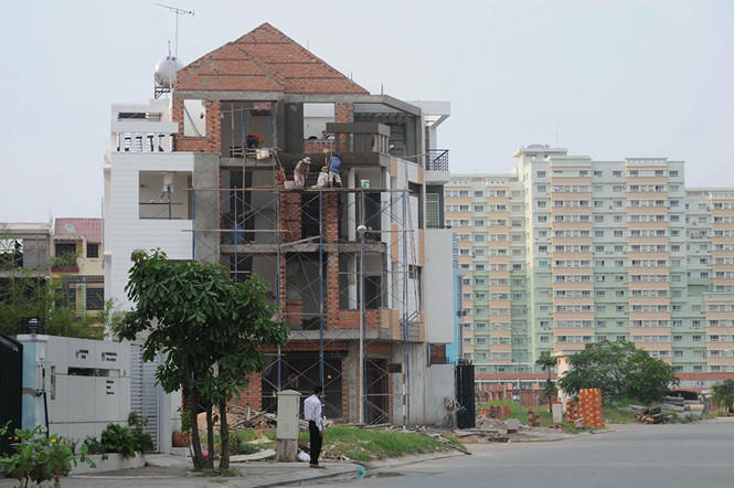 Việc miễn cấp phép xây dựng sẽ giảm phiền hà cho người dân nhưng không dễ triển khai đại tràẢNH: GIA KHIÊM