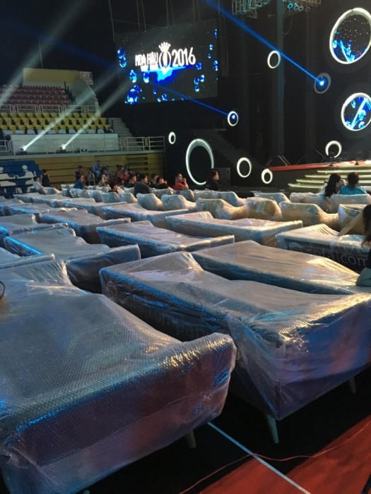 Những hàng ghế VIP trong Nhà thi đấu, được nhãn hàng Sofa/Company.com tài trợ. Đây là nét độc đáo của khán đài đêm chung kết.