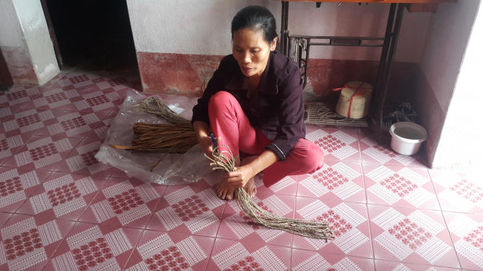 Chị Huế đang phải gồng mình làm lụng chăm lo cho chồng và con.