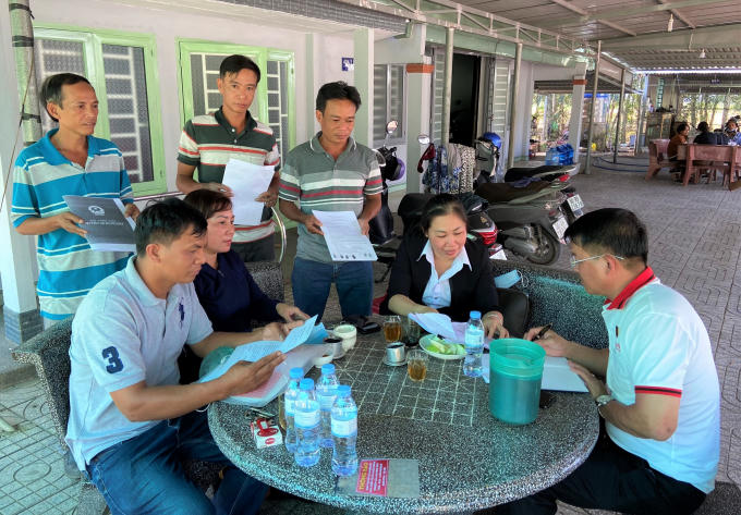 Người dân bức xúc khi con đường công cộng bị người khác ngang nhiên lấn chiếm.