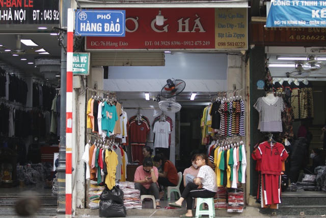 Nhân viên và chủ cửa hàng ngoài việc cầm điện thoại lướt mạng xã hội thì cũng không có nhiều việc để làm.