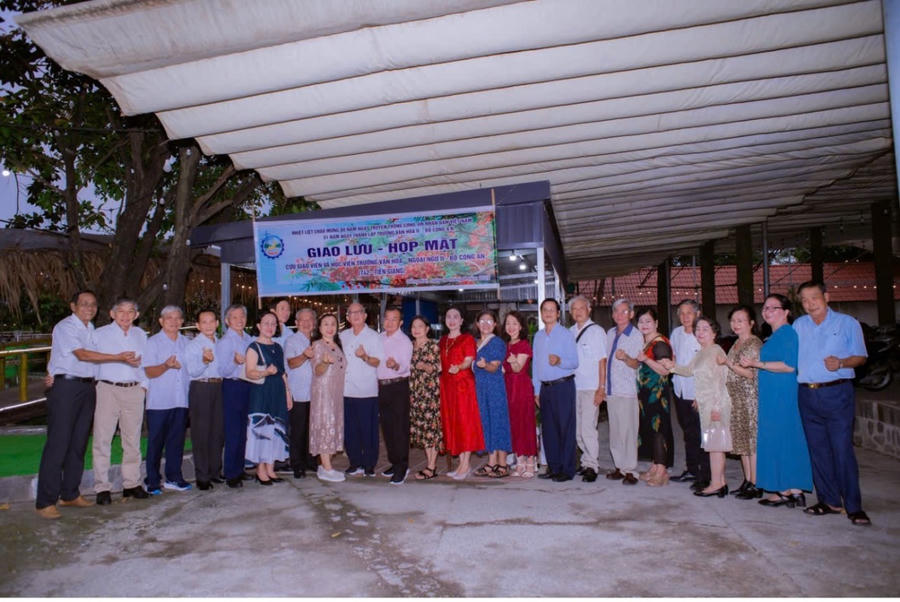 Các đại biểu chụp hình lưu niệm