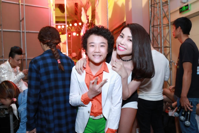 Tr&agrave; Ngọc Hằng diện v&aacute;y ng&agrave;n đ&ocirc;, lột đồ n&oacute;ng bỏng tr&ecirc;n s&acirc;n khấu