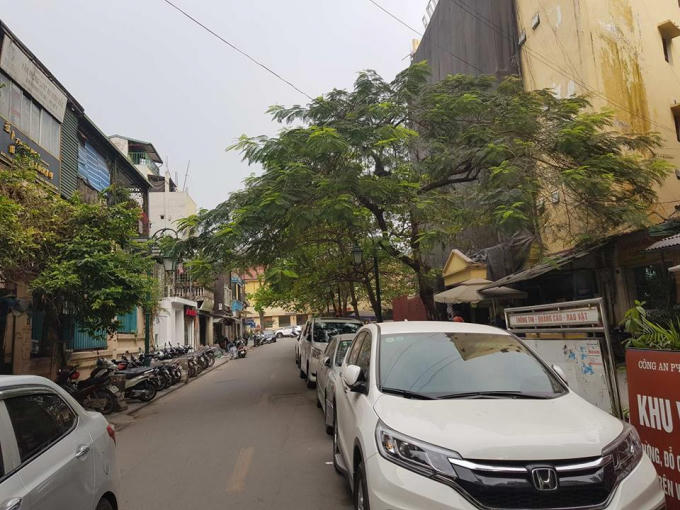 Ô tô đỗ kín đường phố Lý Đạo Thành.