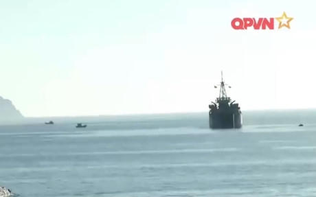  Trong ảnh là tàu đổ bộ lớn (có thể là loại LST do Mỹ chế tạo, có lượng giãn nước 4.000 tấn) đã mở sẵn “mồm” đón các xe tăng, xe bọc thép.