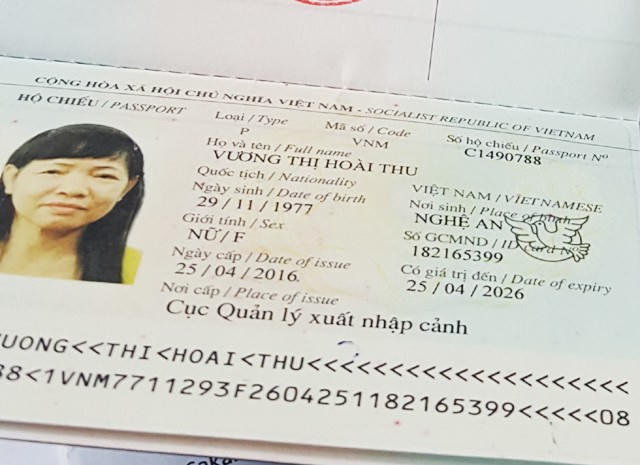 Cuốn hộ chiếu cấp đổi lần cuối cùng mang tên Vương Thị Hoài Thu với ảnh chân dung của bà Trần Thị Bình. Với cuốn hộ chiếu này, bà Bình được làm thủ tục XKLĐ với tên người khác và tử vong sau đó không lâu