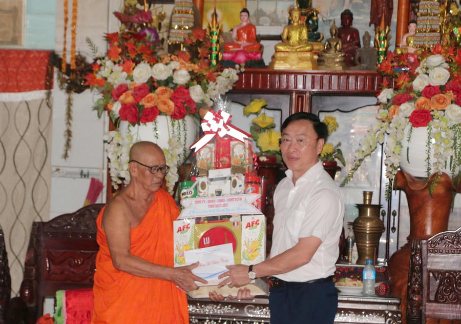 Ông Nguyễn Hải Trung - Thứ Trưởng Bộ Dân tộc và Tôn giáo; ông Huỳnh Hữu Trí - Ủy viên BTV Tỉnh ủy, Phó Chủ tịch Thường trực UBND tỉnh Bạc Liêu, tặng quà, chúc Tết Hội đoàn kết sư sãi yêu nước tỉnh Bạc Liêu tại chùa Cù Lao (ấp Cù Lao, xã Hưng Hội, huyện Vĩnh Lợi).