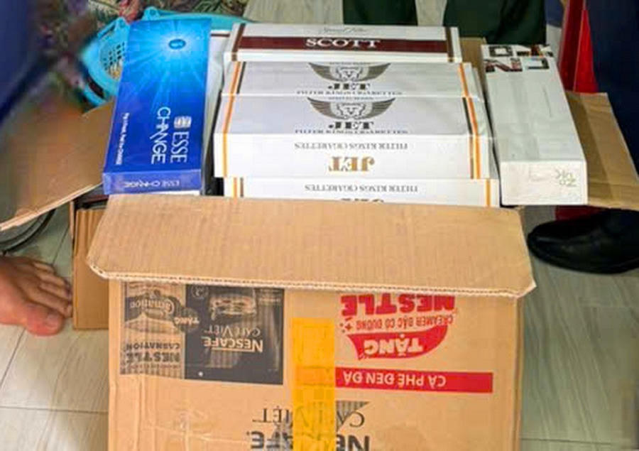 Tổ tuần tra Đồn Biên phòng Sông Đốc tạm giữ thuốc lá nhập lậu.