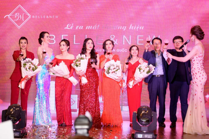 8. Tang hoa cho cac khach moi (1)