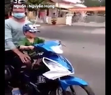 Vô tư để đứa trẻ cầm lái.