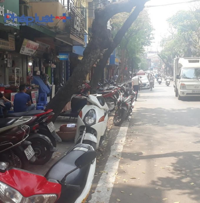 Bãi xe khu vực phố Cầu Gỗ.