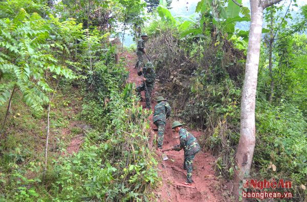 Đồn Biên phòng Mỹ Lý giúp dân mở đường vào bản. Ảnh: Hải Thượng