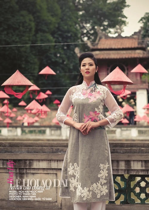 Thiết kế áo dài của NTK Minh Hạnh lấy ý tưởng từ hoa Lily thể hiện sự trinh trắng, lòng chung thủy và sự cao thượng. Mẫu thiết kế này do Nghệ sĩ nhân dân Trà Giang trình diễn trong Lễ hội Áo dài 2016 tới. Được biết, có một mối duyên giữa NSND Trà Giang và NTK Minh Hạnh đó là NTK Minh Hạnh bốc thăm đúng vào hoa Lily - loài hoa mà NSND Trà Giang yêu thích.