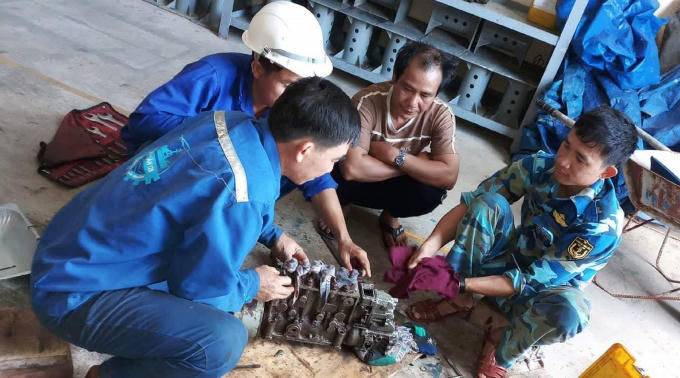 Thợ sửa chữa của Trung tâm HC-KT đảo Sinh Tồn đang sửa bơm cao áp của máy phụ tàu cá PY 96319 TS.