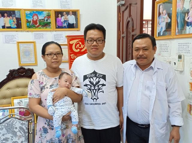 Vợ chồng anh Phước ở TP. Rạch Giá (tỉnh Kiên Giang) đến cảm ơn Bác sĩ Lâm sau khi vợ hạ sinh đứa con đầu lòng.