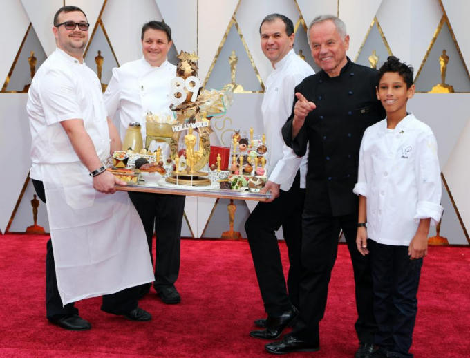 Đầu bếp Wolfgang Puck khoe những sáng tạo của mình trước ống kính. (Ảnh: Reuters)