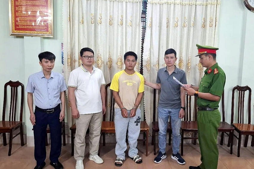Lực lượng công an Lai Châu đọc lệnh bắt giữ đối tượng Lò A Hạnh (giữa). (Ảnh: Công an Lai Châu).