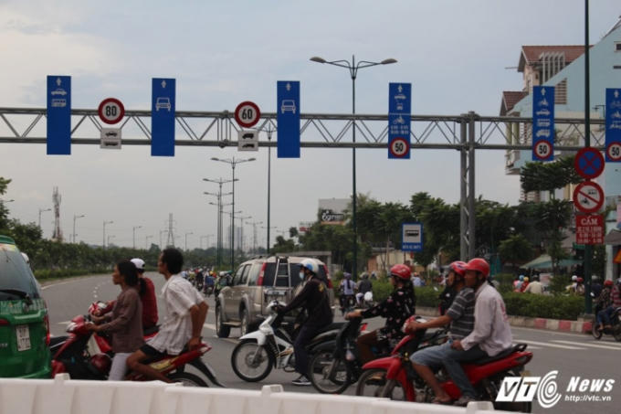 Tr&ecirc;n đại lộ Phạm Văn Đồng, đại lộ V&otilde; Văn Kiệt d&ugrave; được thiết kế như đường cao tốc, cho ph&eacute;p xe ưu th&ocirc;ng tốc độ cao nhưng lại c&oacute; nhiều n&uacute;t giao nhau với những nh&aacute;nh đường d&acirc;n sinh. Sự bất cập n&agrave;y đ&atilde; trở th&agrave;nh nguy&ecirc;n nh&acirc;n của nhiều vụ tai nạn giao th&ocirc;ng, va quẹt v&agrave; &ugrave;n tắc giao th&ocirc;ng.