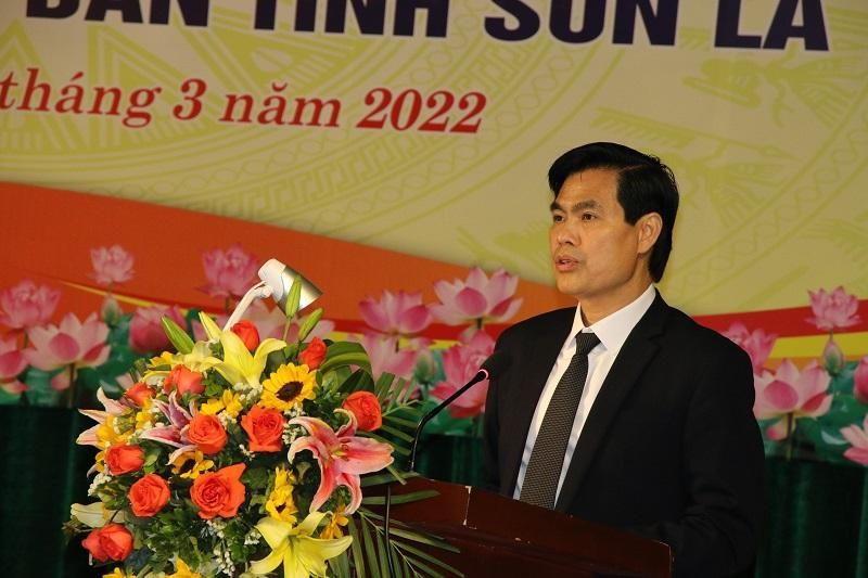 Đồng chí Hoàng Quốc Khánh, Chủ tịch UBND tỉnh Sơn La đọc Quyết định tiếp nhận Trường Trung cấp Luật Tây Bắc thuộc Bộ Tư pháp về UBND tỉnh Sơn La.