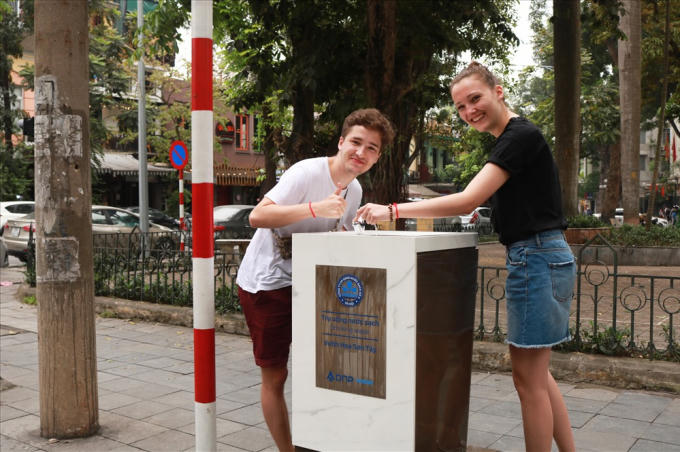 “Nếu so sánh với ở Đức thì những trụ nước này là hơi thừa vì chúng tôi hoàn toàn có thể uống nước ở bất cứ đâu, trong nhà vệ sinh, nhà tắm hay bồn rửa tay, tất cả đều là nước sạch và đều có thể uống được. Nhưng ở Hà Nội thì điều đó là không thể, nên các trụ nước này thực sự là giải pháp hay giúp người đi đường có một cách đơn giản để có thể uống được nước sạch", hai du khách người Đức cho biết.