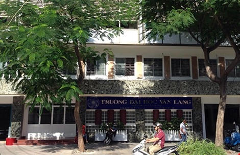 ĐH Văn Lang v&agrave; bằng tốt nghiệp ĐH do &ocirc;ng Nguyễn Đắc T&acirc;m k&yacute;. Ảnh:&nbsp;Ph&aacute;p Luật TP HCM.