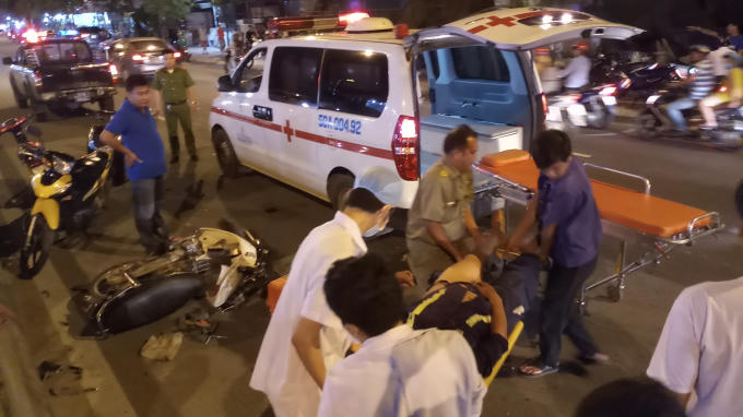 Xe cứu thương có mặt đưa nạn nhân tới bệnh viện.