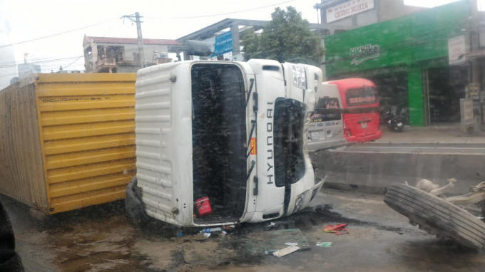 Chiếc Container lao với tốc độ cao đã lật và đâm nát 26m dải phân cách. Rất may không xảy ra thương vong. (Ảnh: Anh Thắng)