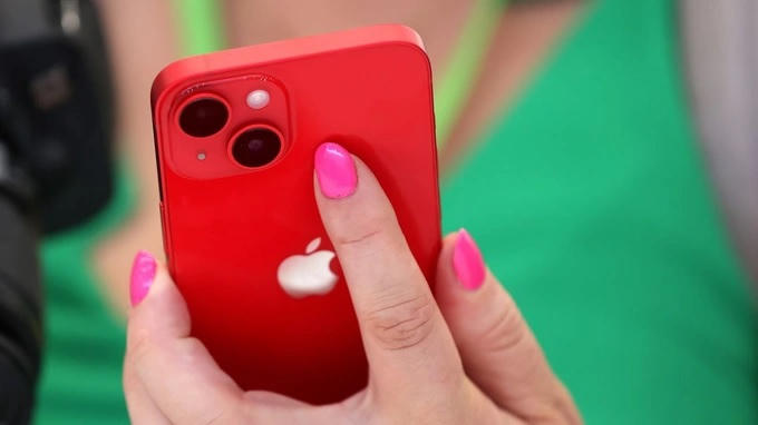 iPhone là động lực chính giúp Apple gia tăng doanh thu trong thời gian qua (Ảnh: CNN).