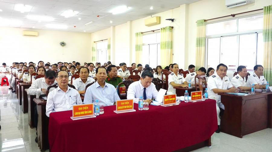 Đại biểu tham dự buổi lễ.