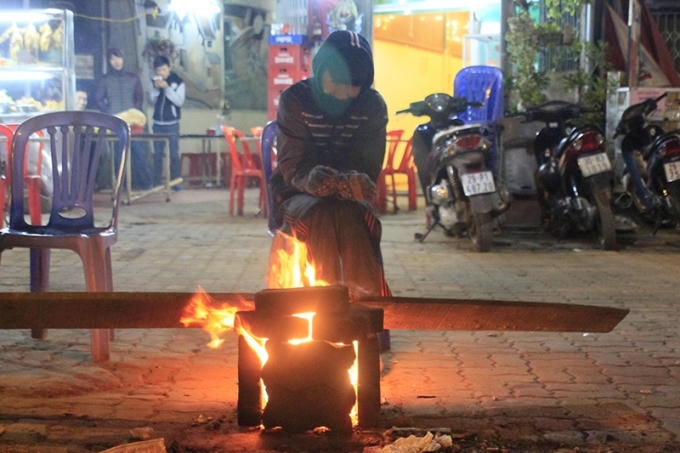 Bất chợt ở một điểm nào đó bên đường, những người không chịu nổi cái lạnh thấu xương cùng gặp nhau