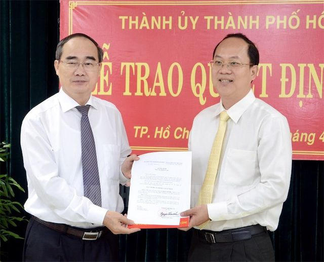 Bí thư Nguyễn Thiện Nhân trao quyết định bổ nhiệm ông Nguyễn Hồ Hải giữ chức Trưởng Ban Tổ chức Thành ủy (ảnh: Long Hồ)