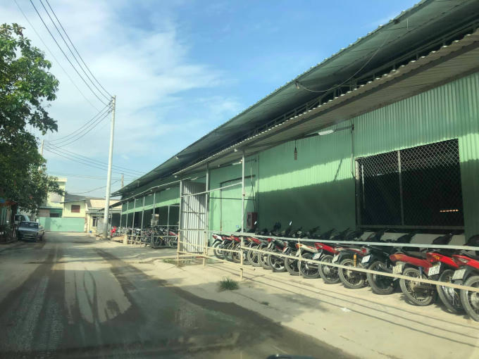 Nhà xưởng cùng loạt công trình phụ trợ mọc lên trên đất nông nghiệp biến nơi đây như một cụm công nghiệp thu nhỏ. Có tới 7 công trình cải tạo, sửa chữa trên cơ sở hiện trạng cũ không có GPXD với tổng diện tích xây dựng là 1.582,4m2 và 9 công trình xây dựng mới không có GPXD, không có hiện trạng cũ là 369,4m2.