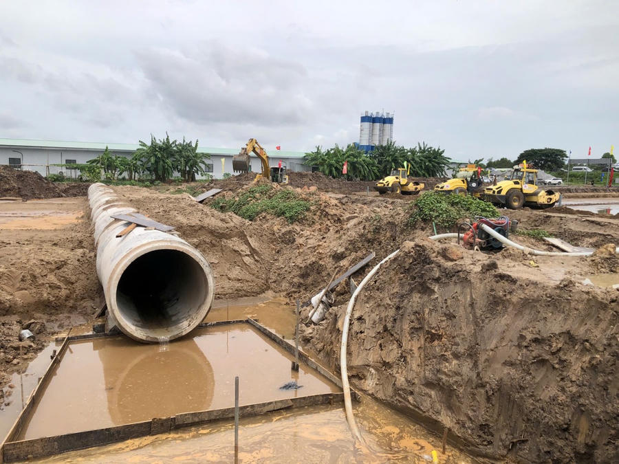 Thiết bị máy móc cùng công nhân thi công Dự án thành phần 1 (Ảnh: Khánh Thùy)