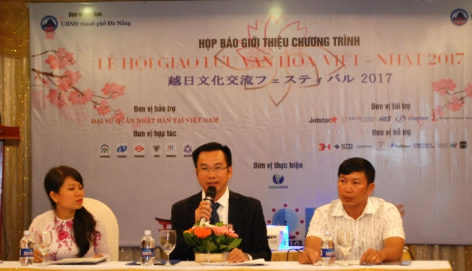 Phó giám đốc Sở Ngoại vụ Đà Nẵng Nguyễn Công Tiến (giữa) chia sẻ thông tin trong cuộc họp.