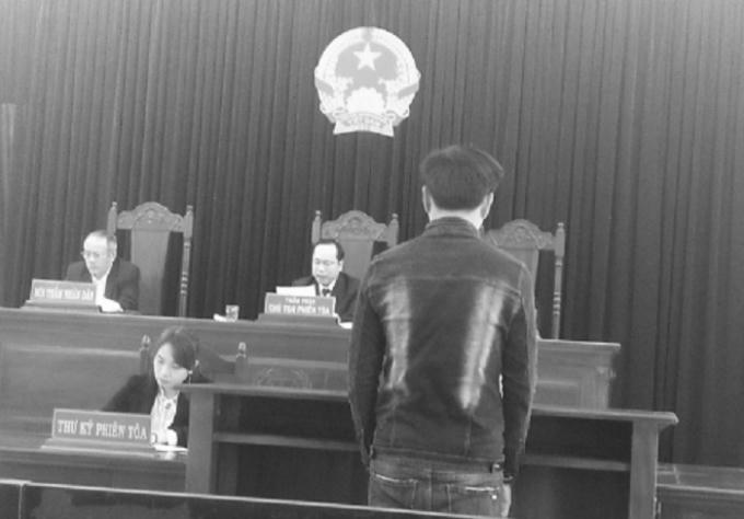 lNam thanh niên 20 tuổi bị tuyên phạt sáu tháng tù giam.