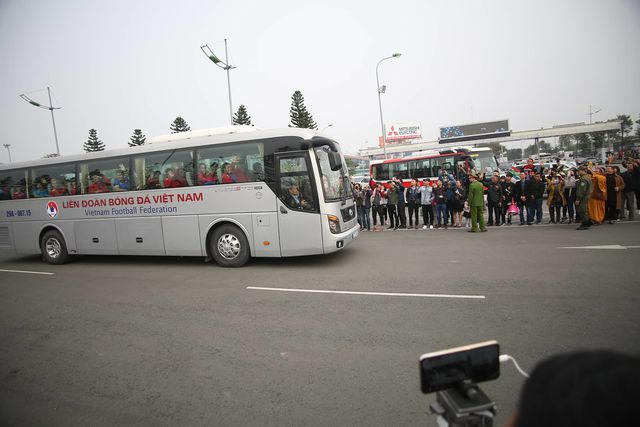 ác tuyển thủ Việt Nam lên xe về trụ sở Liên đoàn bóng đá Việt Nam