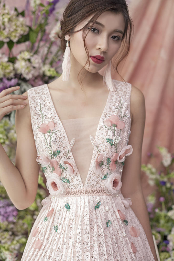 Đồng Ánh Quỳnh như thiên thần bước ra từ khu vườn hoa nhiệt đới với thiết kế chữ A cổ điển kết hợp hoạ tiết hoa trải dài từ cầu vai đến chân áo. Độ dày mỏng của chất liệu tương phản nhưng tạo nên một tổng thể hoàn hảo đến từng đường nét.