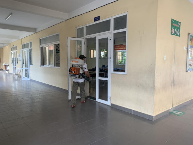 Việc vệ sinh khử khuẩn, thực hiện diệt lăng quăng và phun hóa chất diệt muỗi… giúp phòng chống SXH hiệu quả. (Ảnh trạm Y tế phường 7, quận 8, TP HCM)