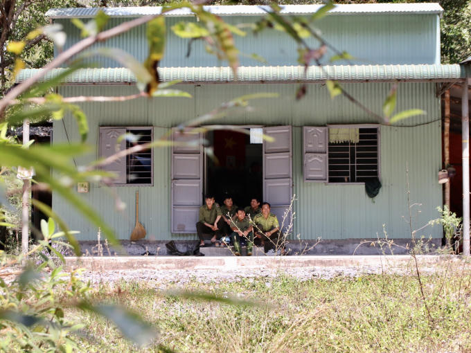Dù điều kiện sinh hoạt còn nhiều khó khăn, tuy nhiên, những cán bộ lâm nghiệp vẫn một lòng bảo vệ lá phổi xanh, giữ cho núi rừng vẹn nguyên giá trị vốn có.