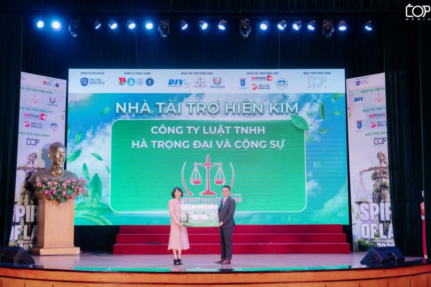 LS Hà Trọng Đại - Giám đốc Công ty Luật TNHH Hà Trọng Đại và cộng sự trao hỗ trợ cho chương trình.