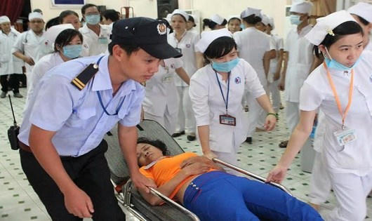 Một công nhân cấp cứu vì ngộ độc thực phẩm tại Bình Dương.