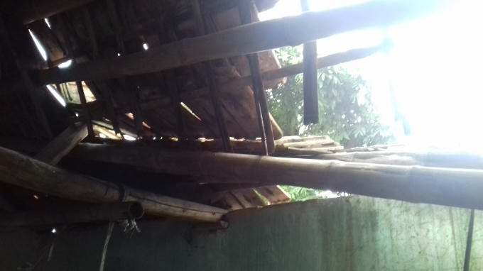 Mái nhà của người dân bị sập do tác động của việc thực hiện dự án Trạm bơm Nghi Xuyên.