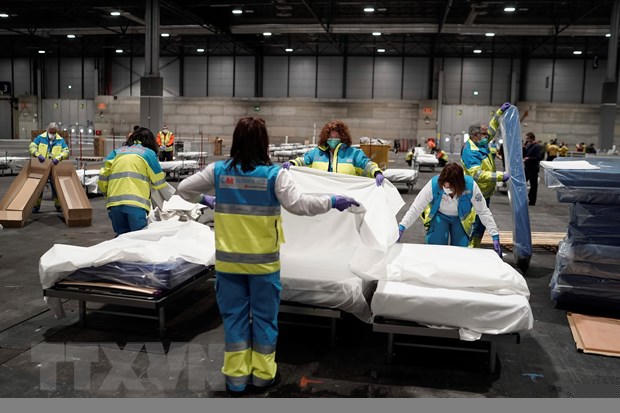 Nhân viên y tế chuẩn bị giường cho bệnh nhân tại bệnh viện dã chiến ở Madrid, Tây Ban Nha, ngày 22/3/2020. (Nguồn: THX/TTXVN)