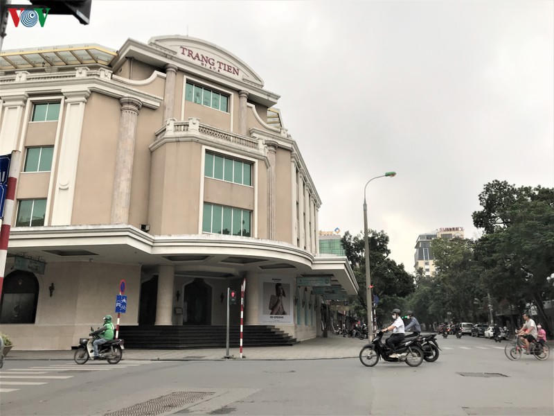 sang nay, nhieu cua hang dich vu khong thiet yeu o ha noi van mo cua hinh 11