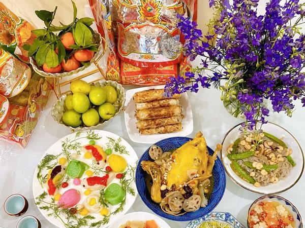 Mâm cỗ cúng ông Công ông Táo được chia sẻ bởi người dùng Vũ Thanh Hoan. Mâm cúng với rất nhiều món như gà rang muối, bóng xào thập cẩm, nem rán, bánh chưng, canh măng nấu móng giò, giò xào, tôm hấp, mực chiên xù, chân giò hun khói.