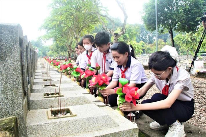 Đoàn công tác Bộ GDĐT viếng Nhà bia tưởng niệm liệt sĩ ngành Giáo dục
