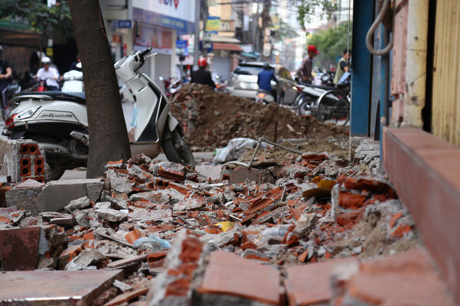 Một "công trường" trên vỉa hè phố Vương Thừa Vũ (quận Thanh Xuân). Một người dân sống gần đây cho biết, tuyến phố này có một số nhà hiện không có người ở nên sau khi bị phá dỡ vẫn chưa có ai đến thu dọn.