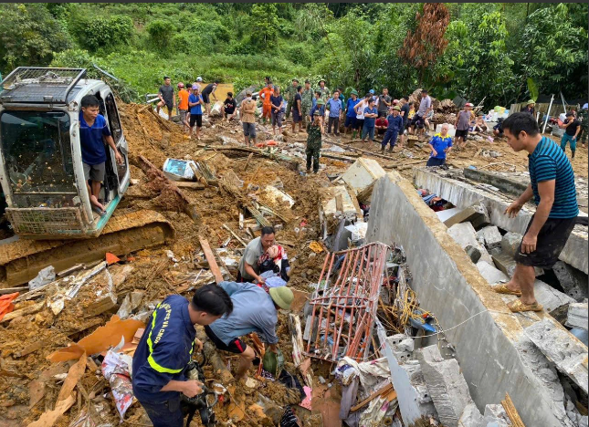Lực lượng chức năng tìm người trong đống đổ nát tại Km49, QL2 đoạn qua xã Việt Vinh, huyện Bắc Quang (Hà Giang) trong đợt lũ lịch sử tháng 9/2024.